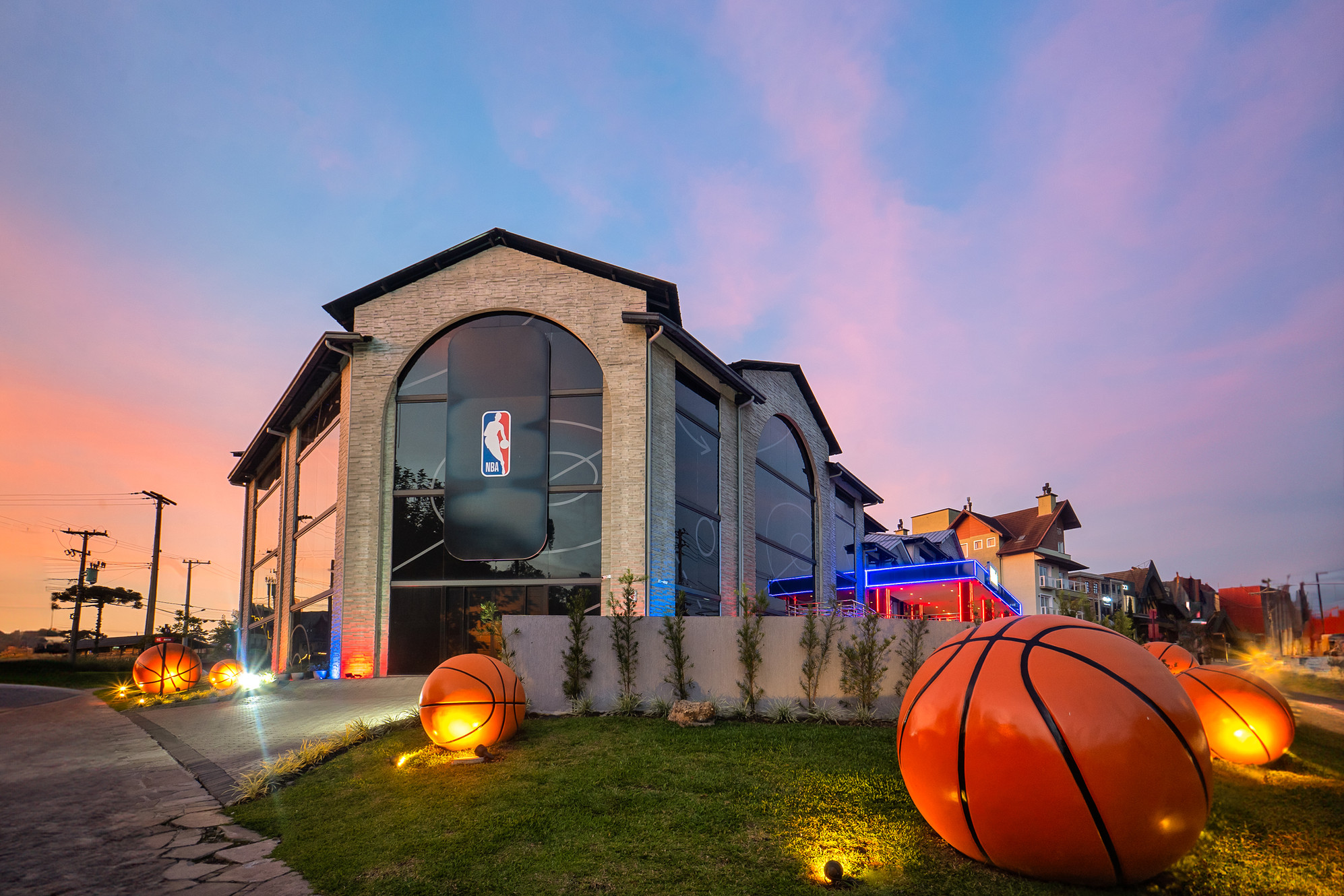 Fachada do NBA Park em Canela ao entardecer