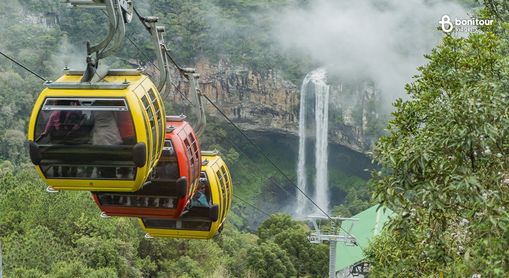 Bondinhos aéreos com vista para a Cascata do Caracol, em Canela