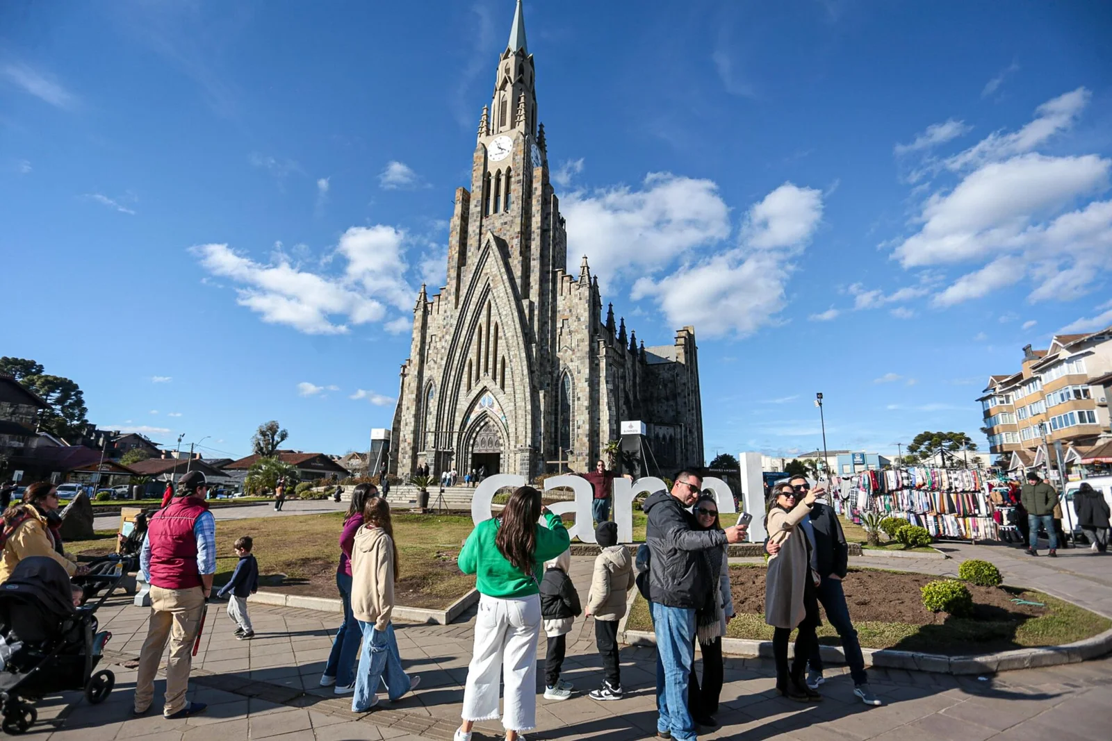 Turistas em frente à Catedral de Pedra em Canela