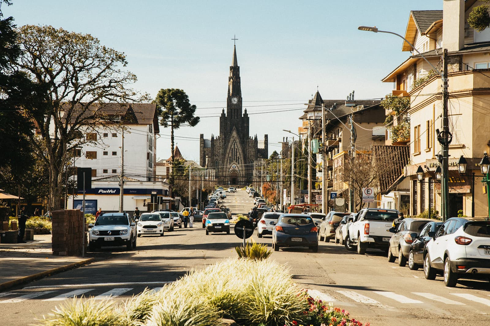 Rua Felisberto Soares movimentada, com a Catedral de Pedra ao fundo
